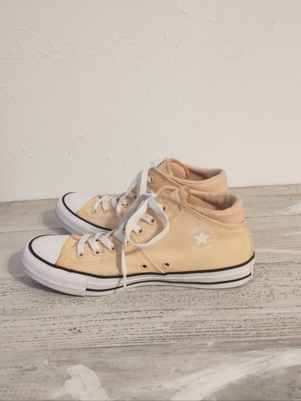 Converse U.S.A women's size 10 Chuck Taylor All Star Madison Mid A05002f